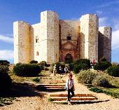 Una domenica di fine ottobre, a Castel del Monte splende il sole.