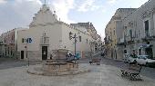 La piazza oggi. Sullo sfondo la chiesa del Purgatorio